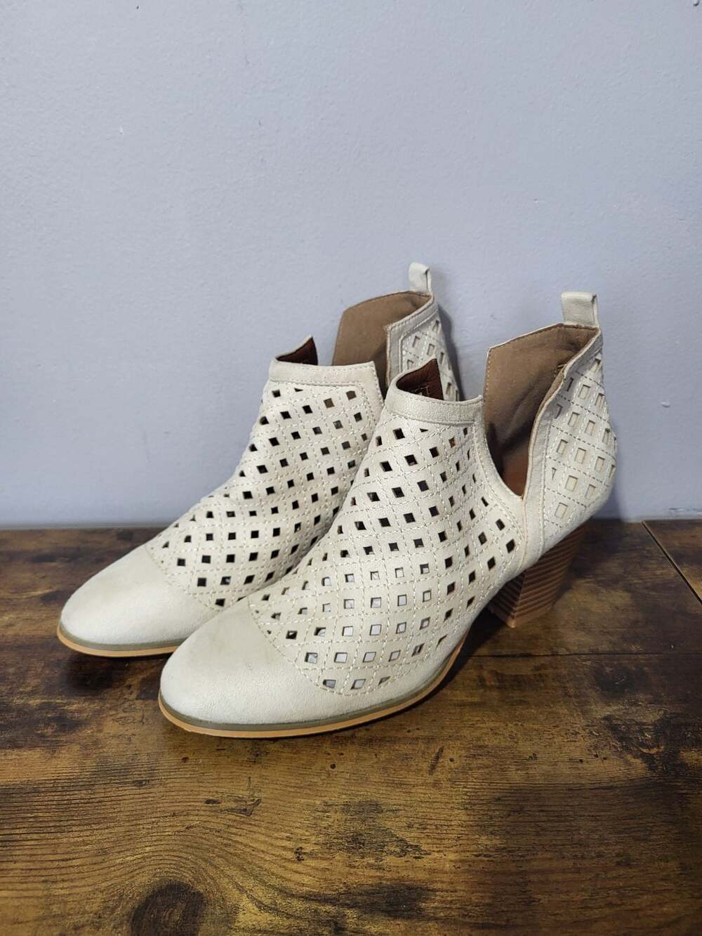 Weeboo Ramona-5 Women's Size 8 Beige Cutout Perforated Heeled Ankle Booties